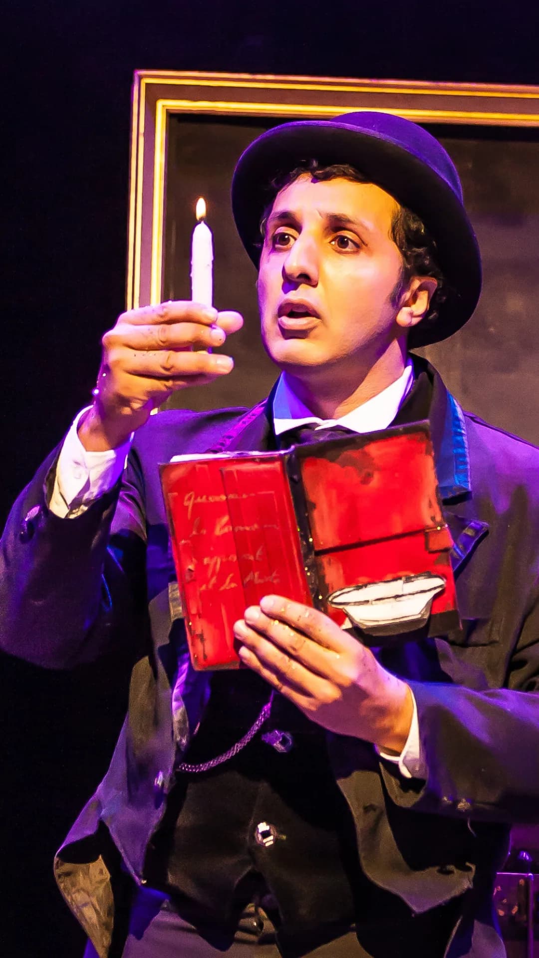 Portrait de Charly Brahim, magicien illusionniste, dans son univers mystérieux