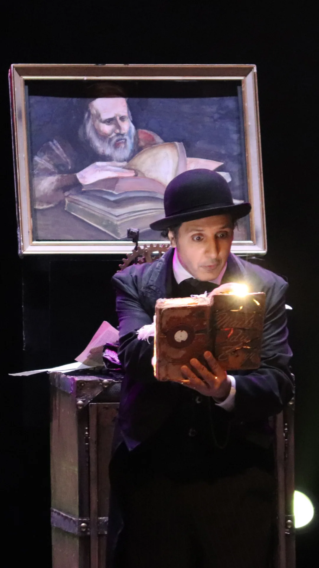 Charly Brahim en scène dans son numéro Le Maître du Temps