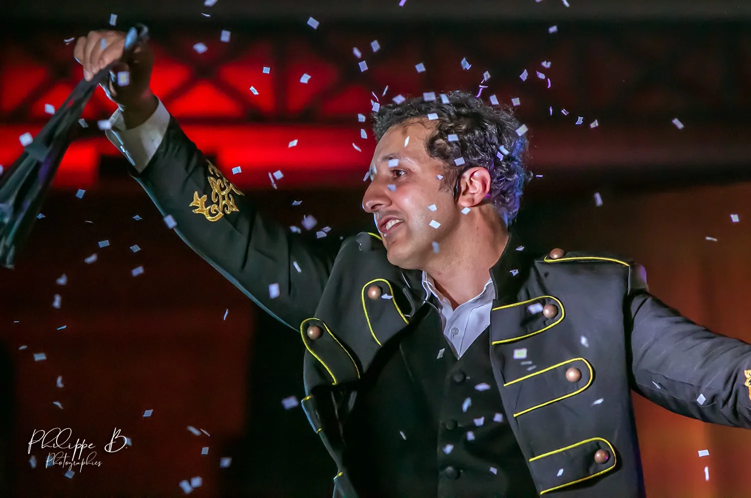 Charly Brahim en représentation sur scène, en costume de magicien illusionniste